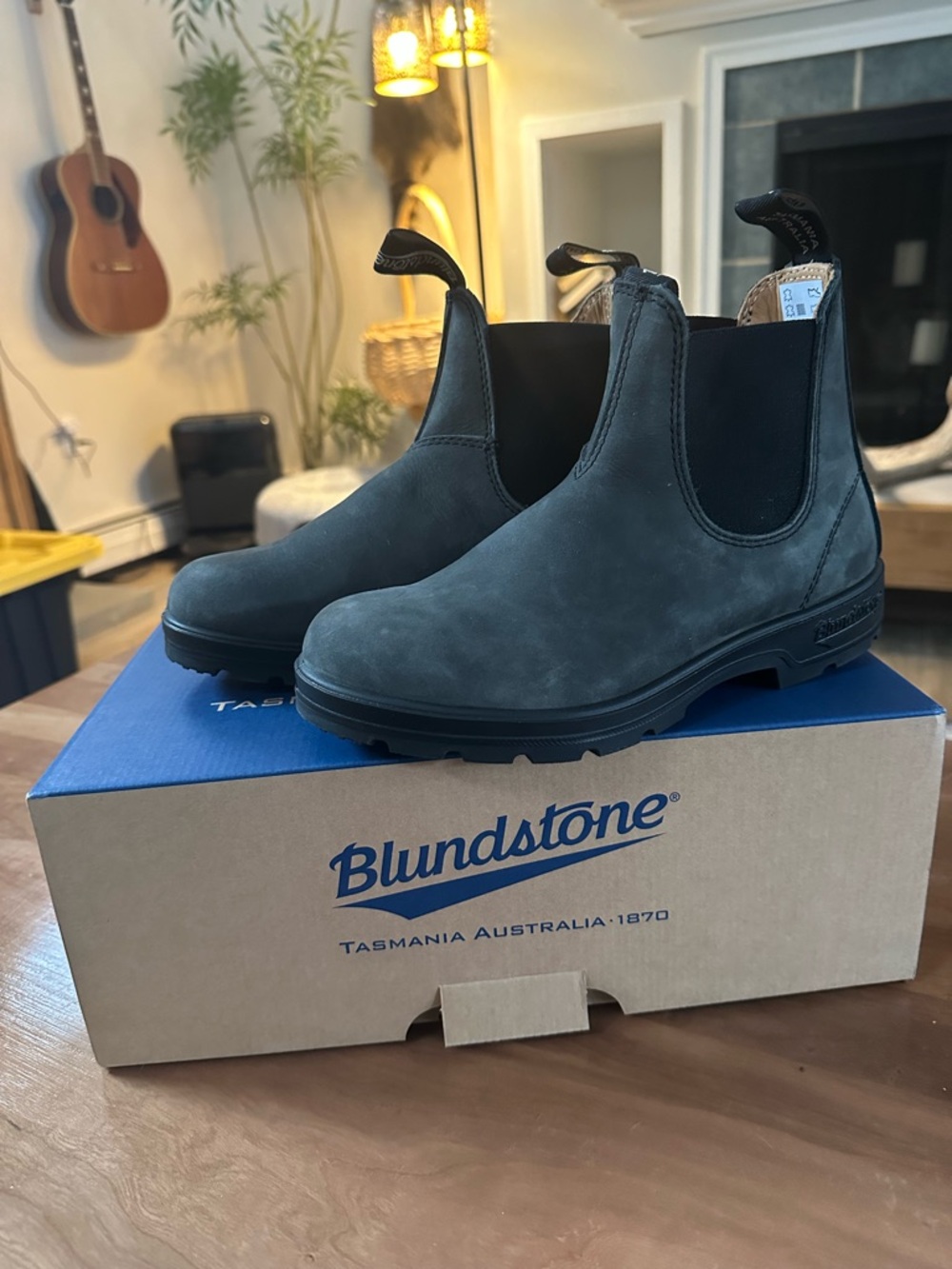 NEW Blundstone Women’s US 7.5/UK 4.5 Chelsea 587 Boots Rustic Black leather
